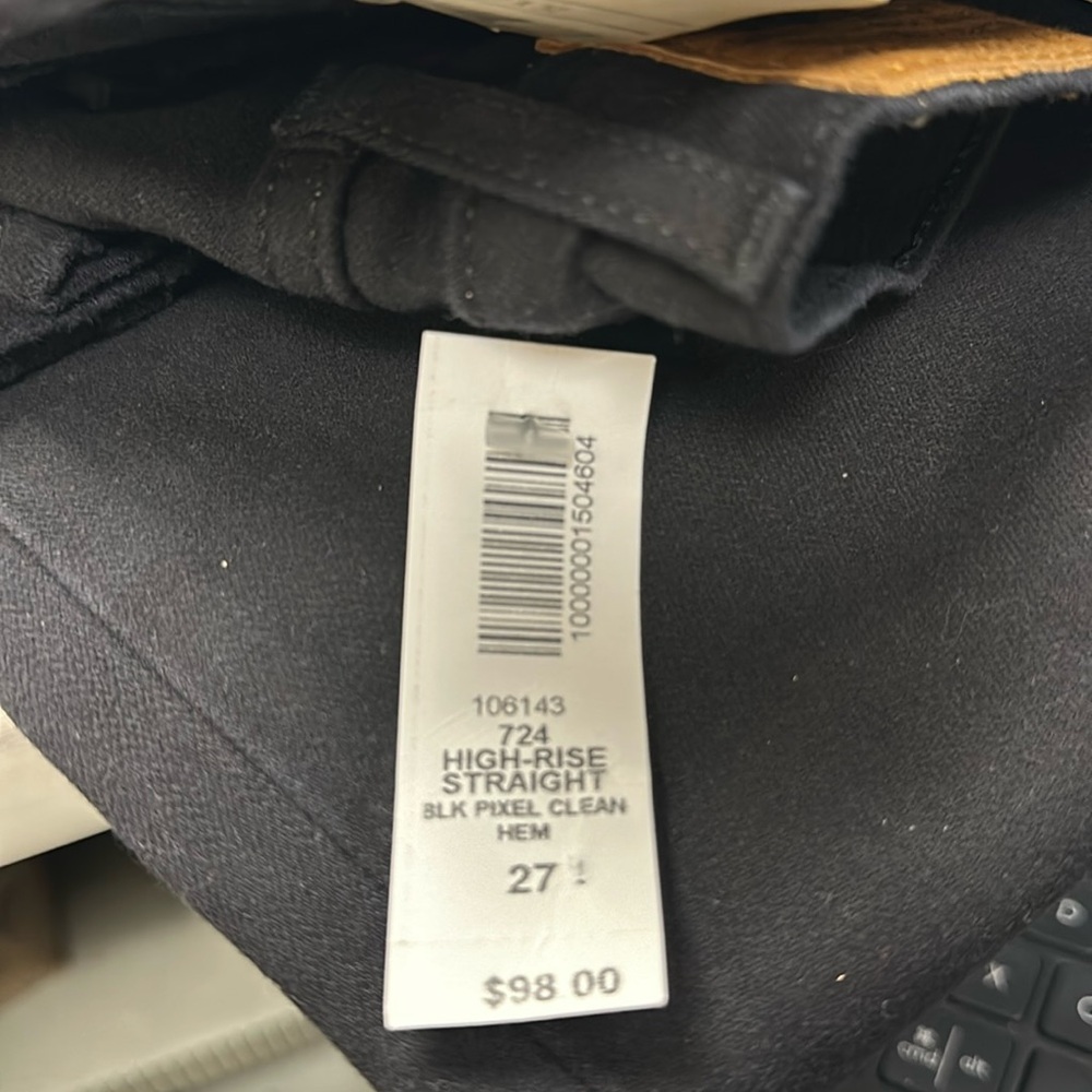 Levi's Women's Premium 724 High Rise Straight Leg - Picture 6 of 6